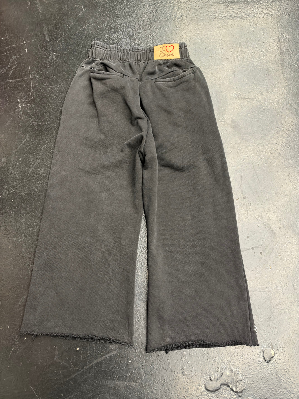 HMDD STUDDED FLOWER 3/4 SWEATSHORTS (PRE-OWNED)