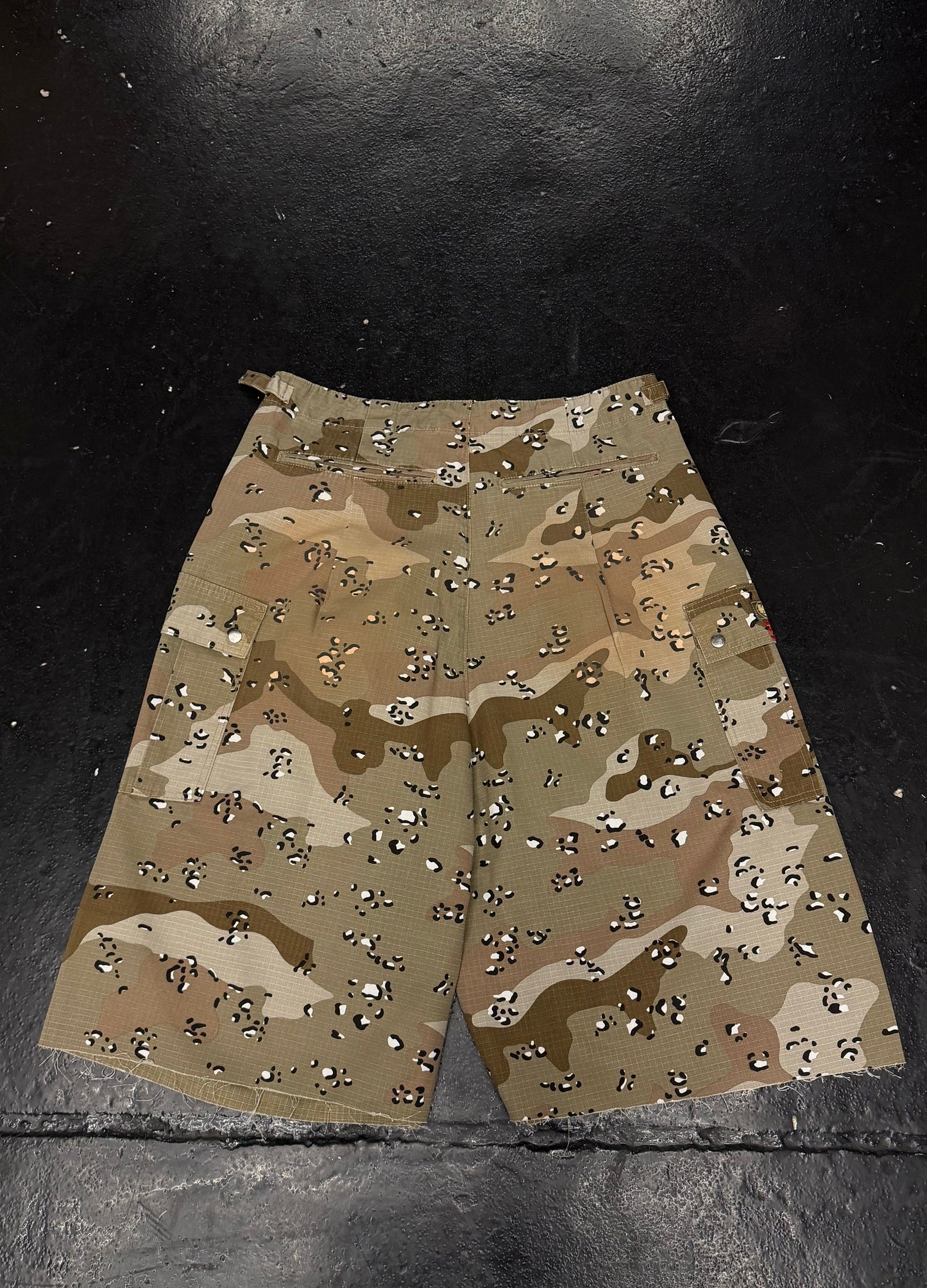 VALE FOREVER DESERT CAMO CUT OFF SHORTS (PRE-OWNED)
