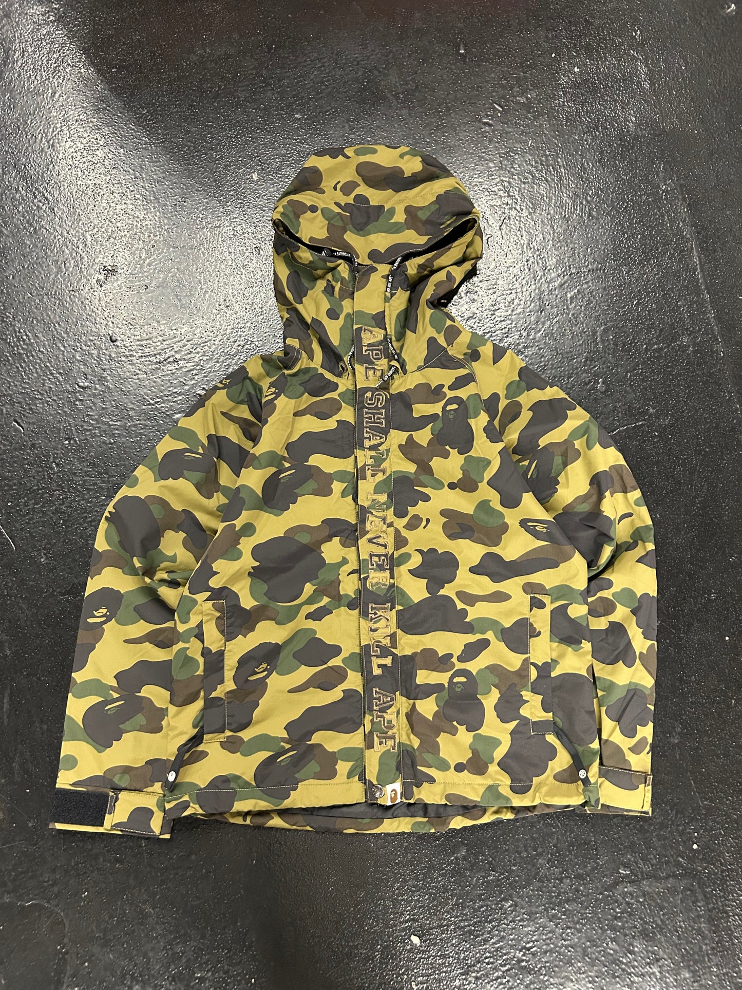 BAPE BATHING APE GREEN CAMO WINDBREAKER (VNDS)