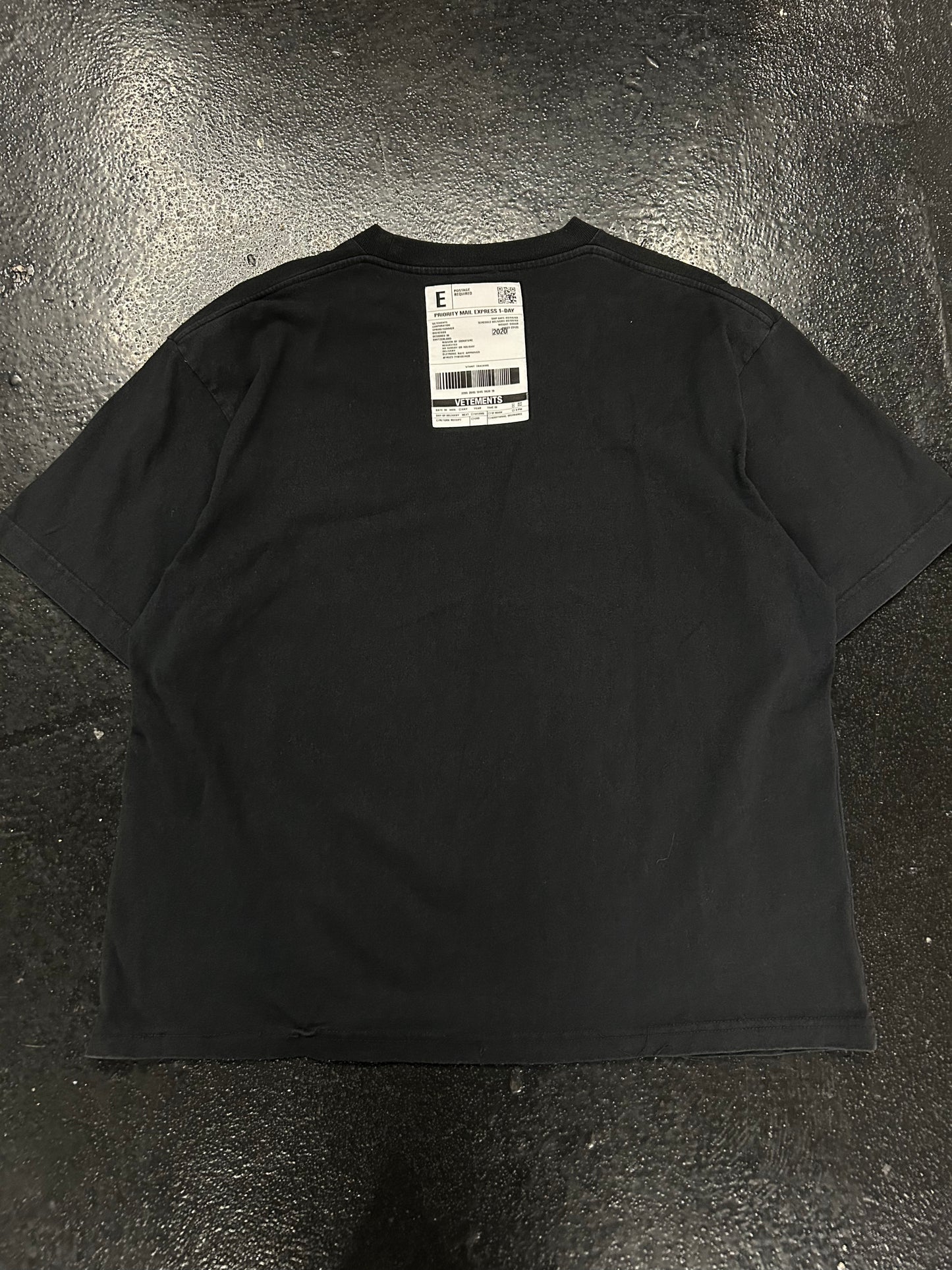VETEMENTS BLACK SHIPPING LABEL TEE (PREOWNED)