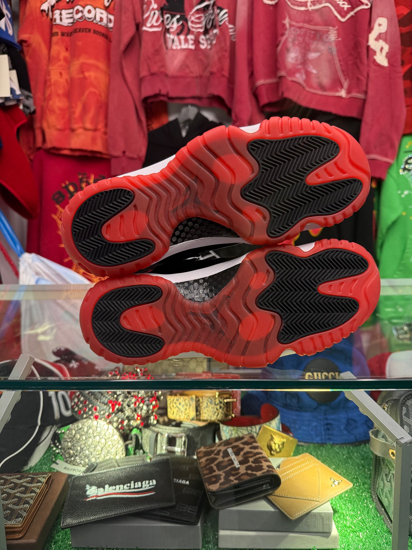 JORDAN 11 LOW BRED (PRE-OWNED NO BOX)