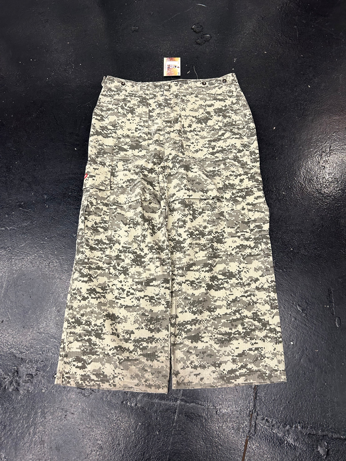 RASPBERRY HILLS DIGI CAMO PANTS (PRE-OWNED)