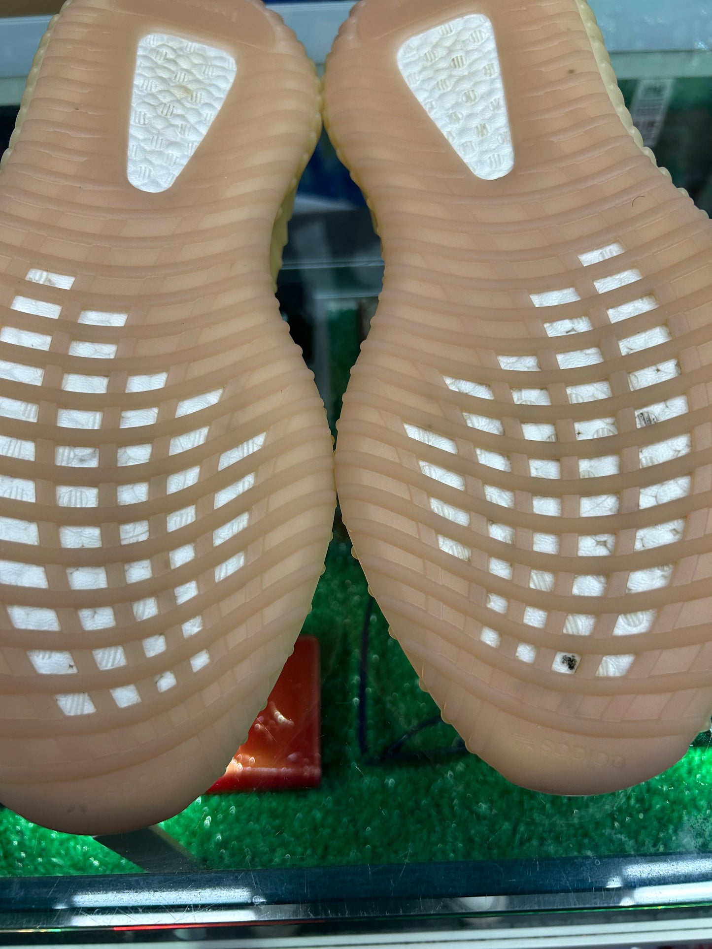 YEEZY 350 V2 LINDEN (PRE-OWNED / WITH BOX)