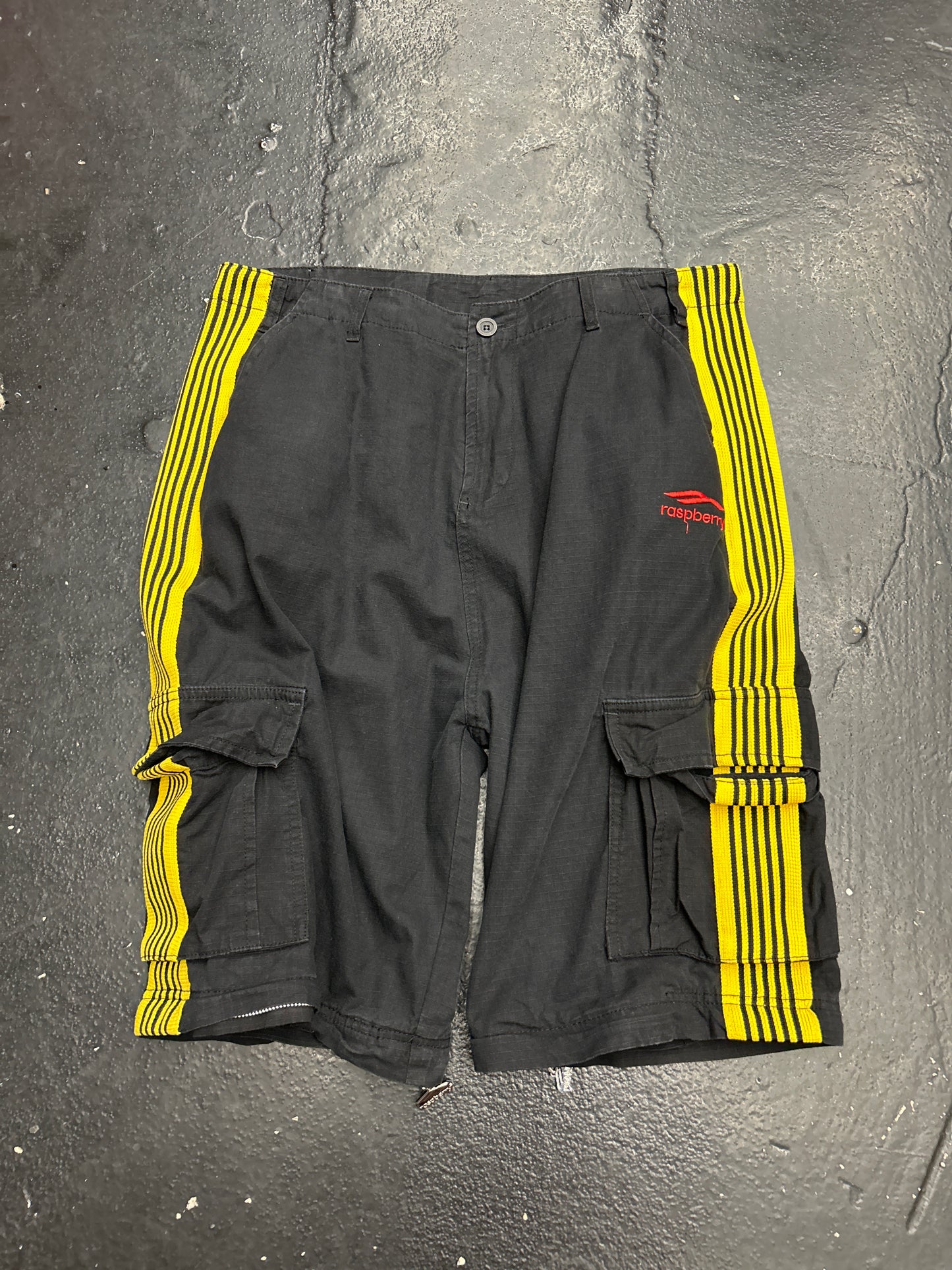 RASPBERRY HILLS SHORTS/PANTS ZIP-OFF BLACK CARGOS (PRE-OWNED)