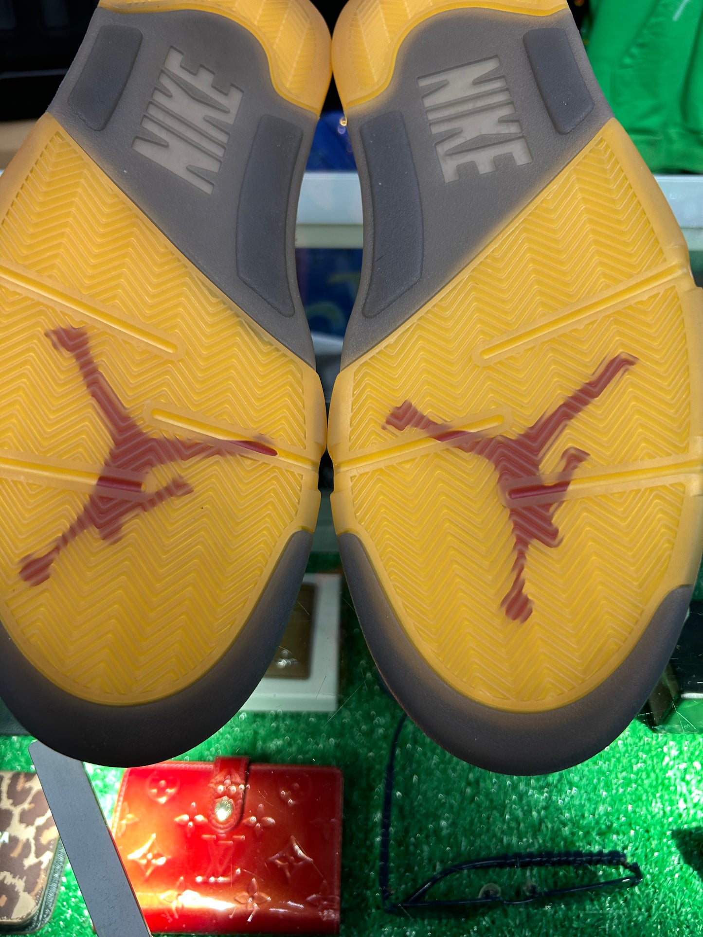 JORDAN 5 OFF-WHITE SAIL (PRE-OWNED / NO BOX)