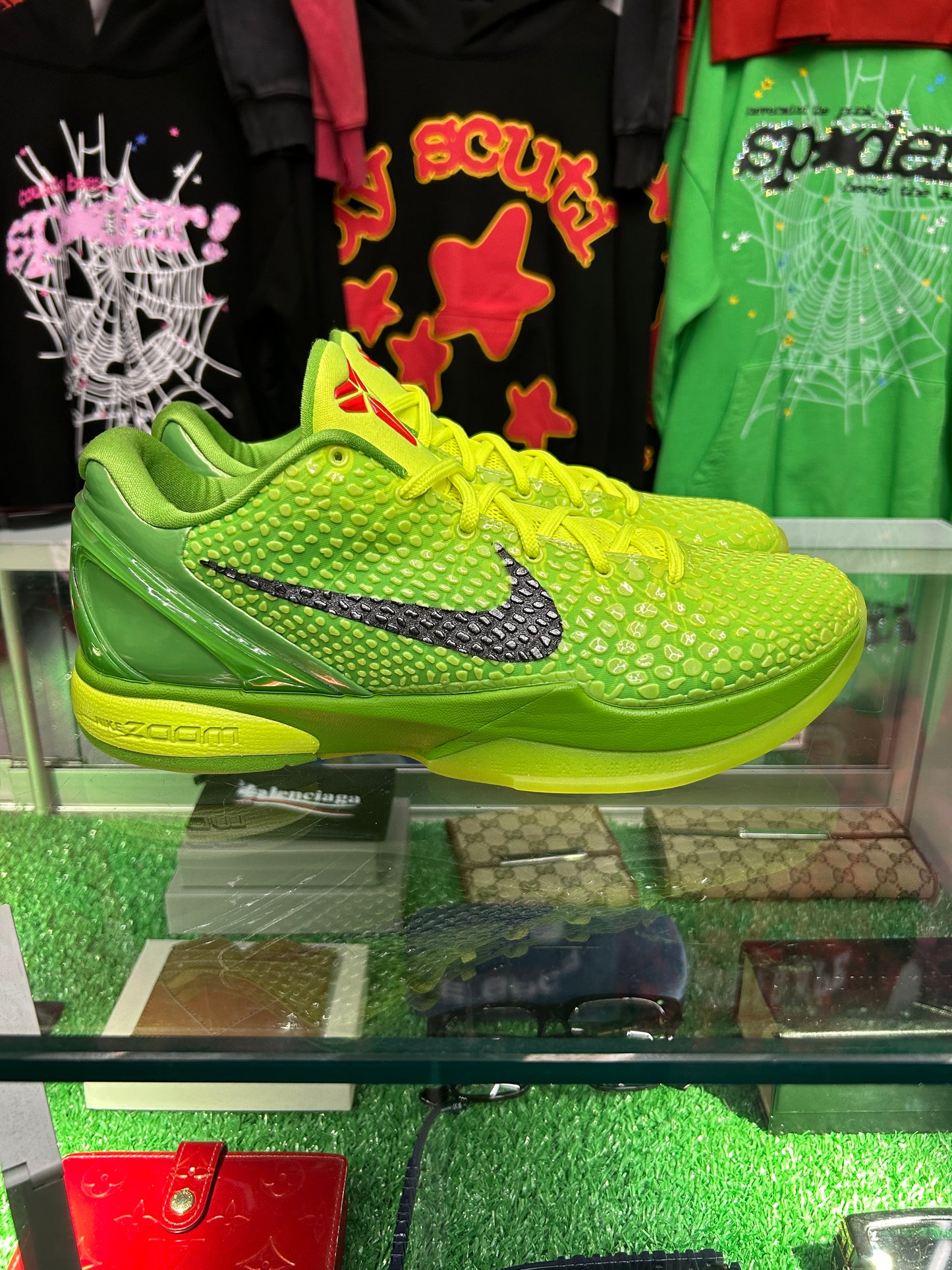 KOBE 6 PROTRO GRINCH (PRE-OWNED W/ BOX)