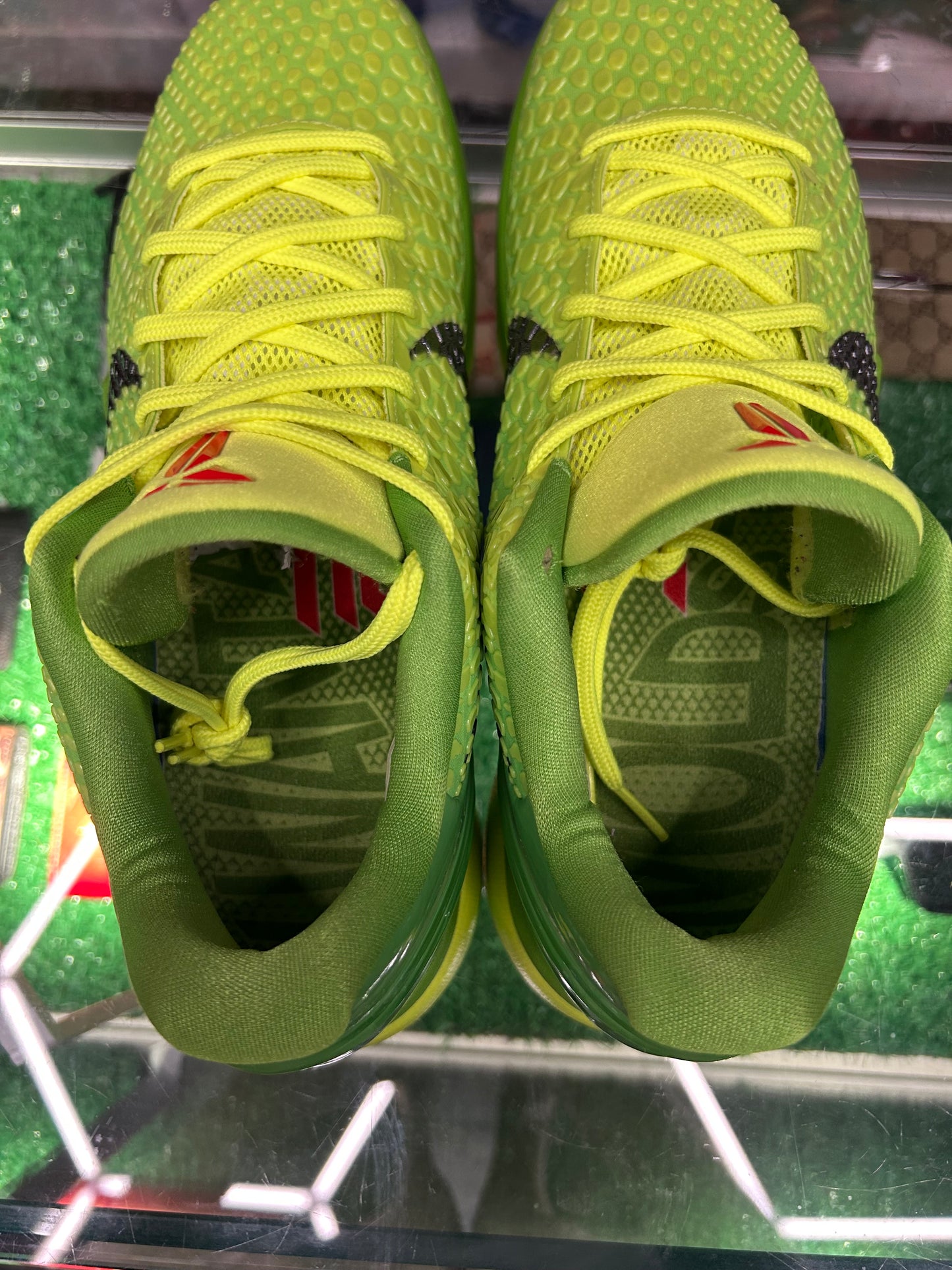 KOBE 6 PROTRO GRINCH (PRE-OWNED W/ BOX)