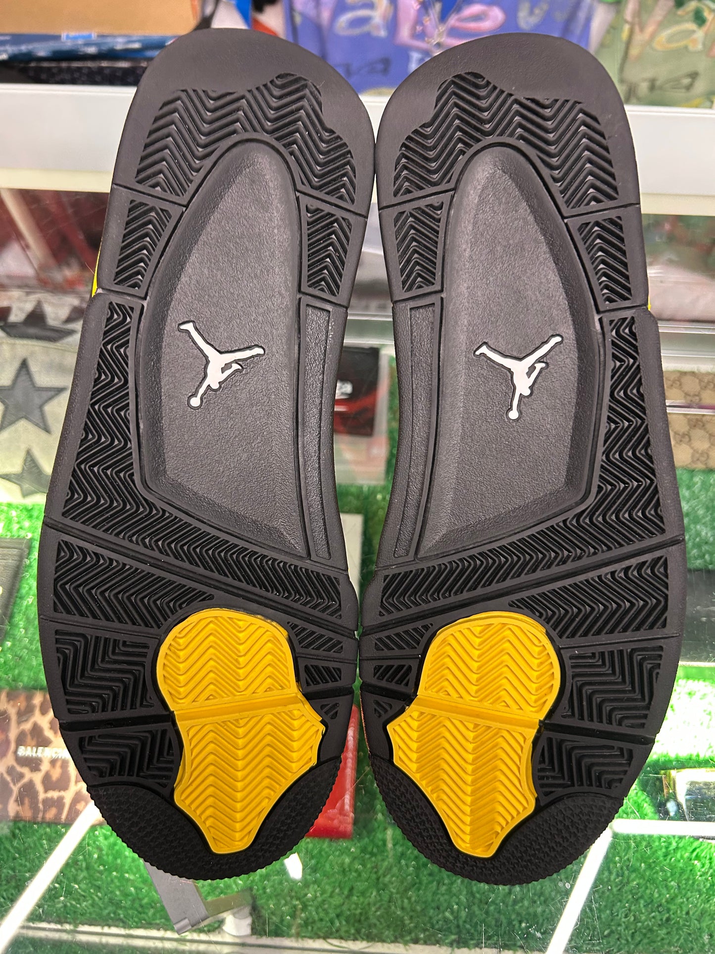 JORDAN 4 RETRO THUNDER  (PRE-OWNED / WITH BOX)
