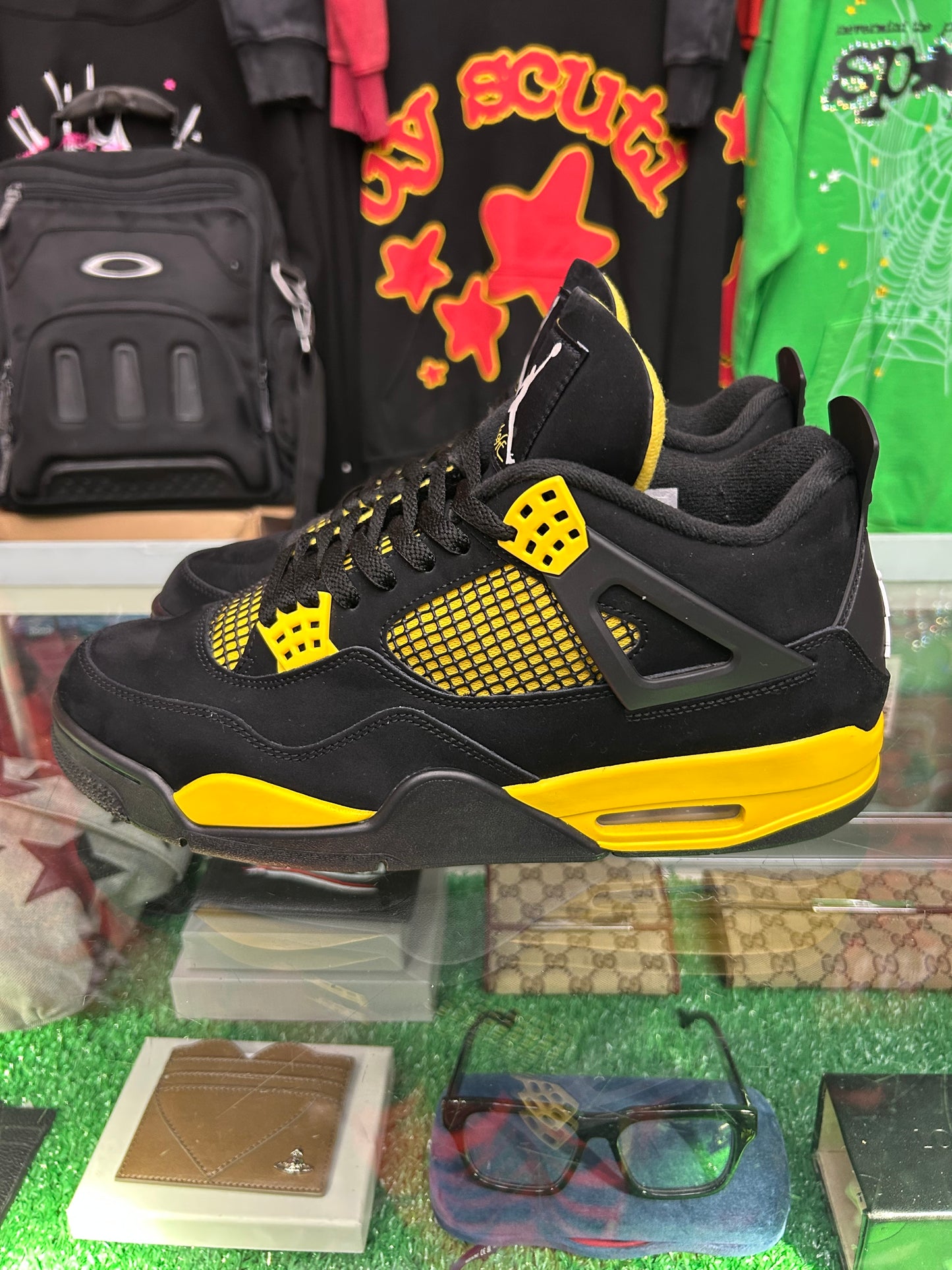 JORDAN 4 RETRO THUNDER  (PRE-OWNED / WITH BOX)