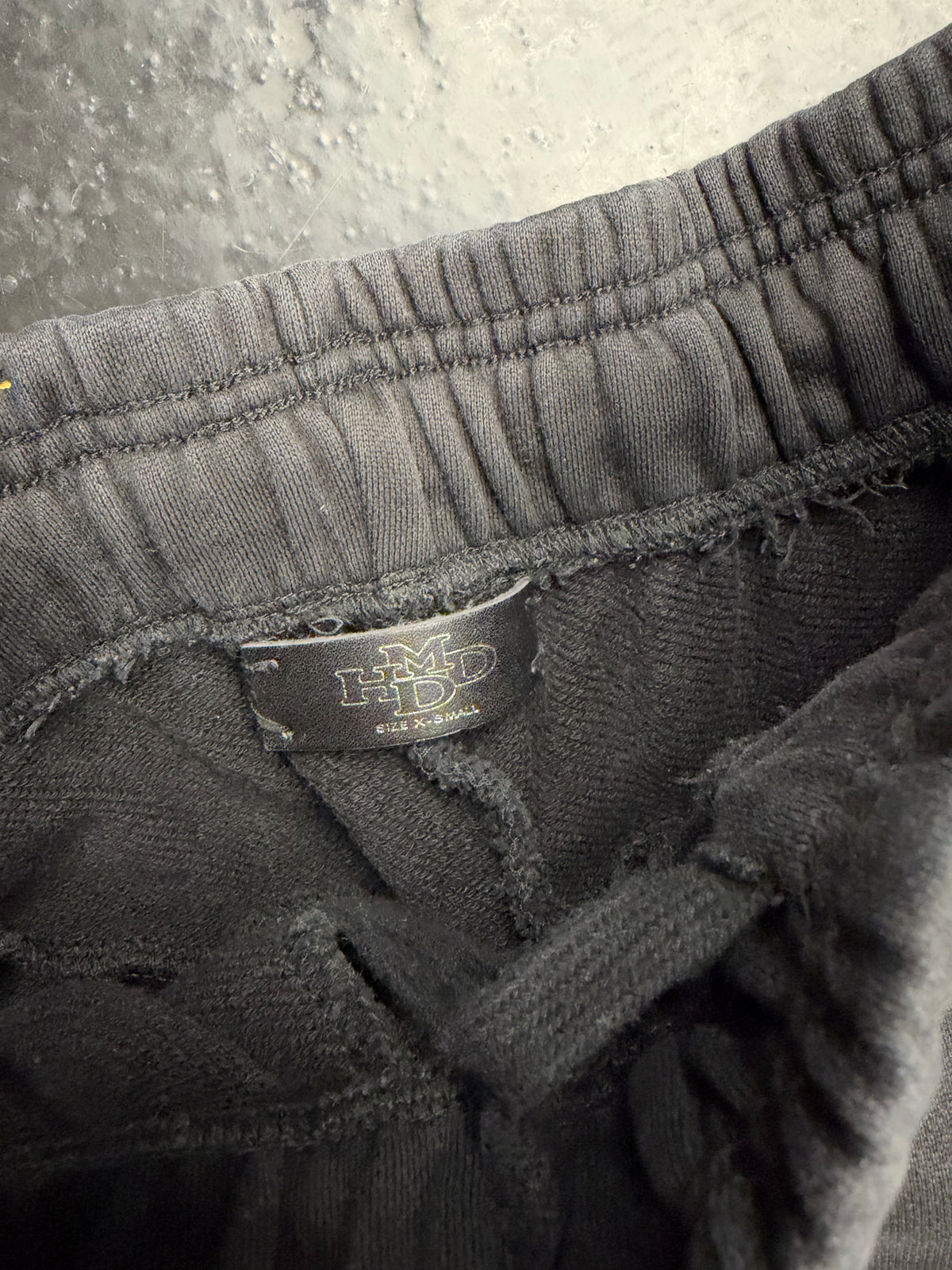 HMDD STUDDED FLOWER 3/4 SWEATSHORTS (PRE-OWNED)