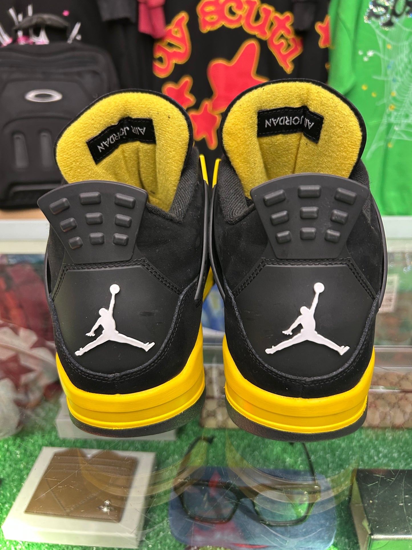 JORDAN 4 RETRO THUNDER  (PRE-OWNED / WITH BOX)