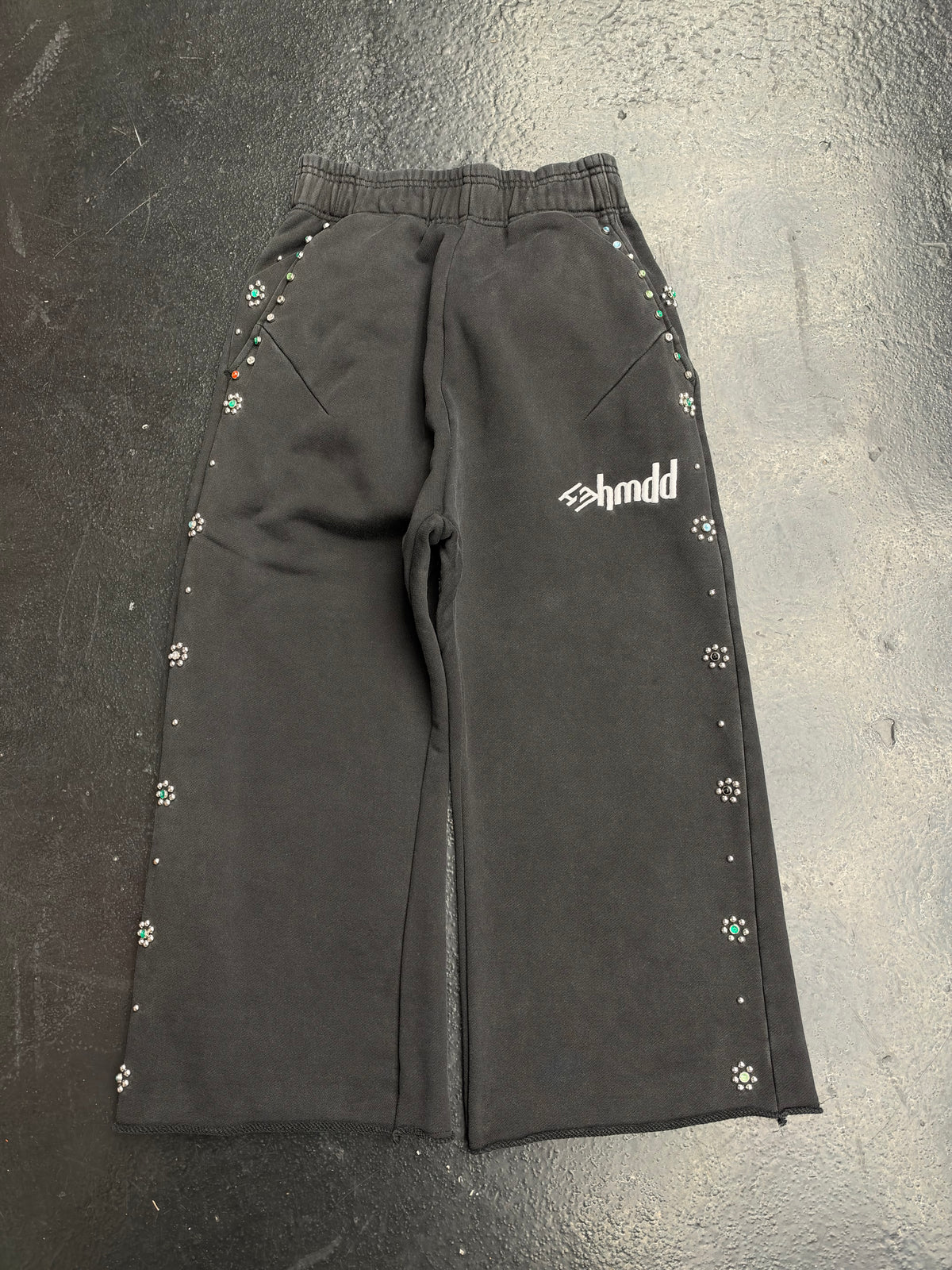 HMDD STUDDED FLOWER 3/4 SWEATSHORTS (PRE-OWNED)
