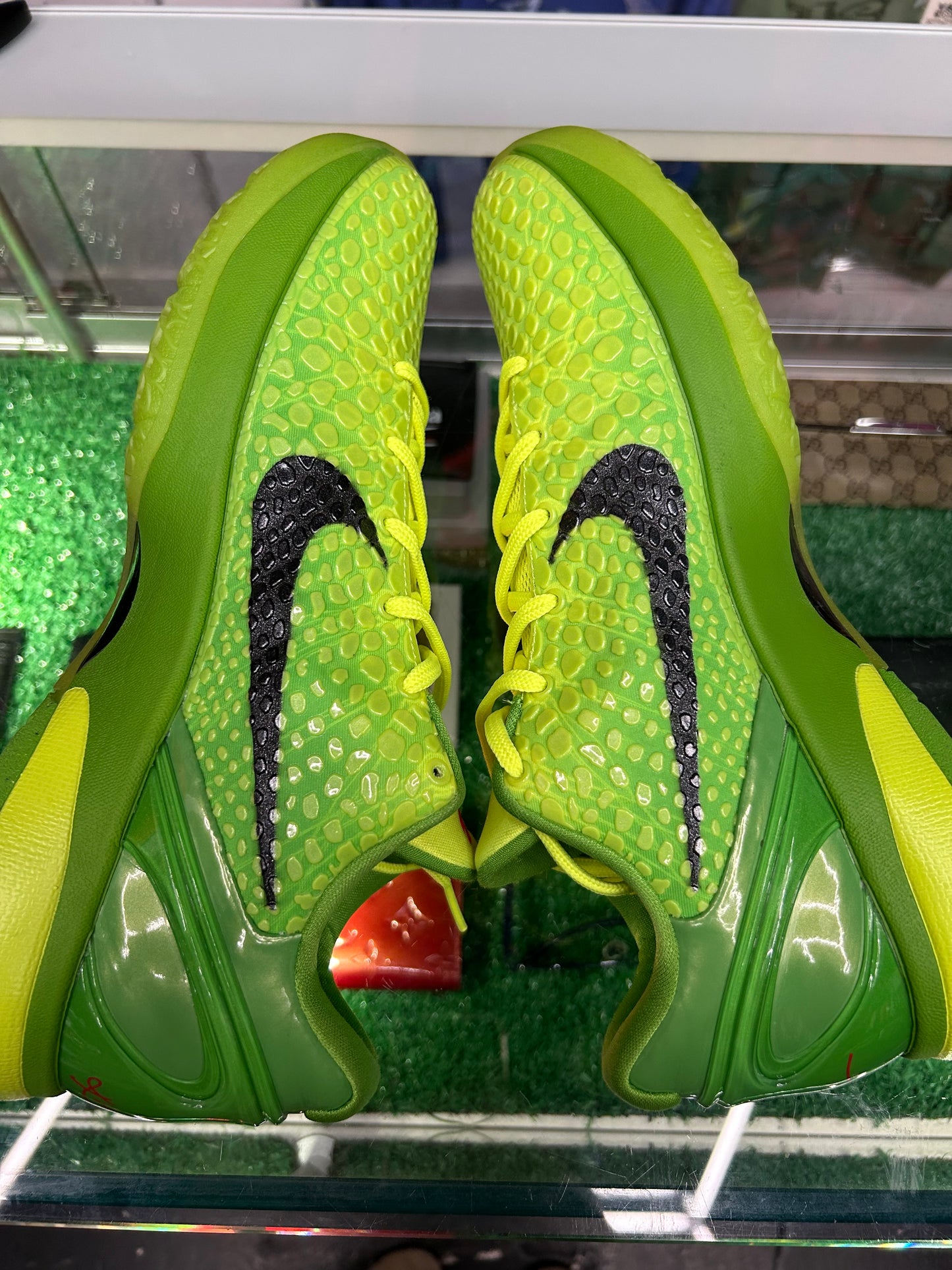 KOBE 6 PROTRO GRINCH (PRE-OWNED W/ BOX)