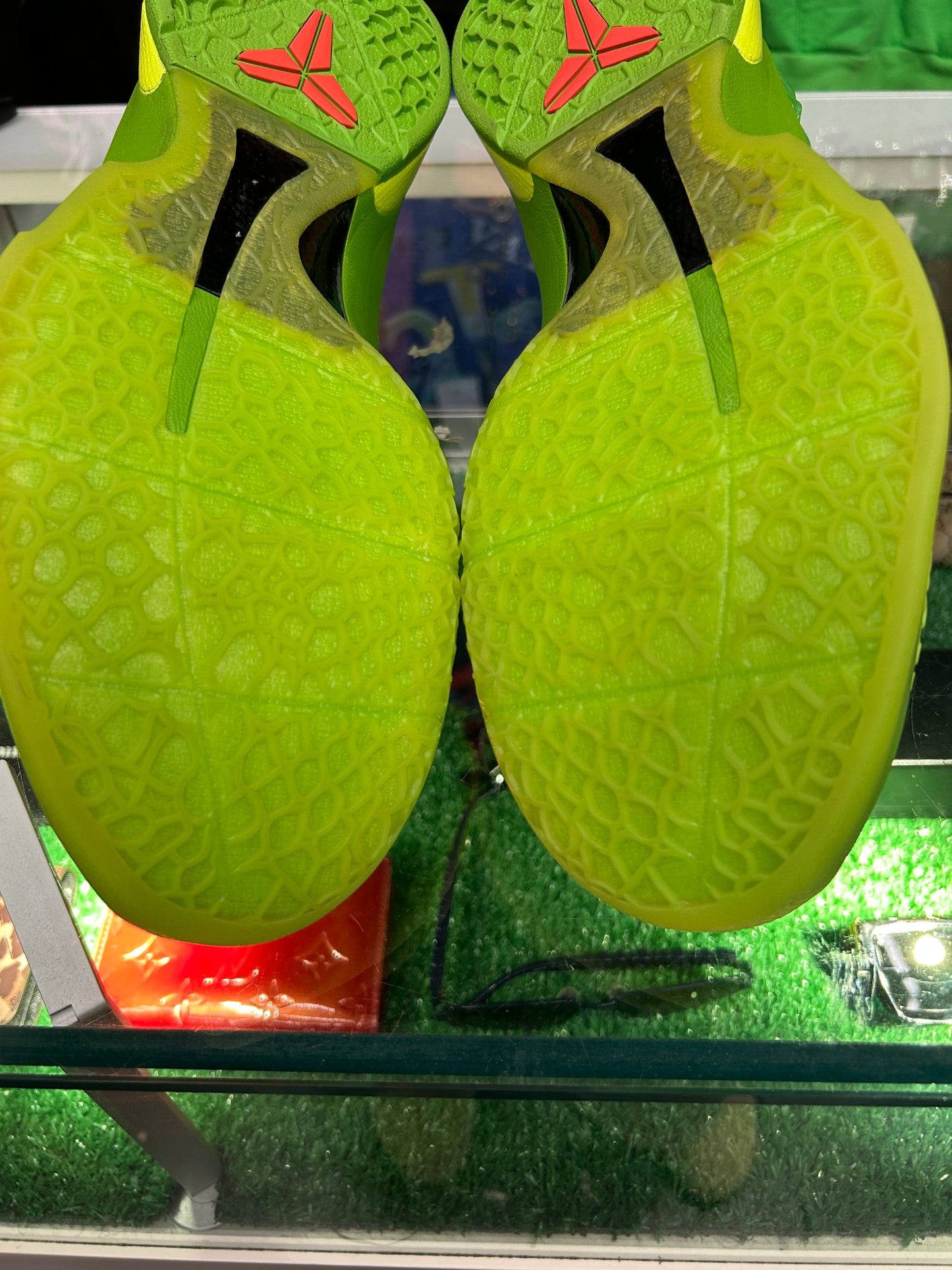 KOBE 6 PROTRO GRINCH (PRE-OWNED W/ BOX)