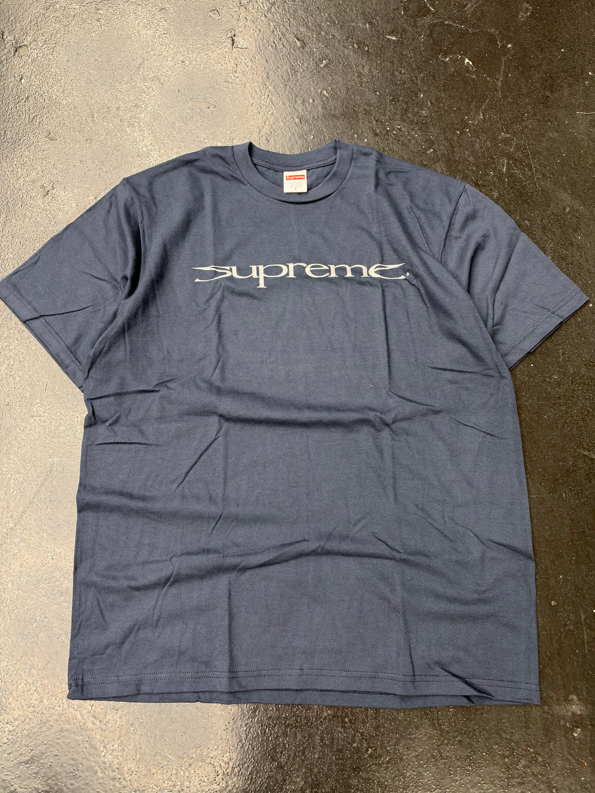 SUPREME SHARP TEE “NAVY” (BRAND NEW)