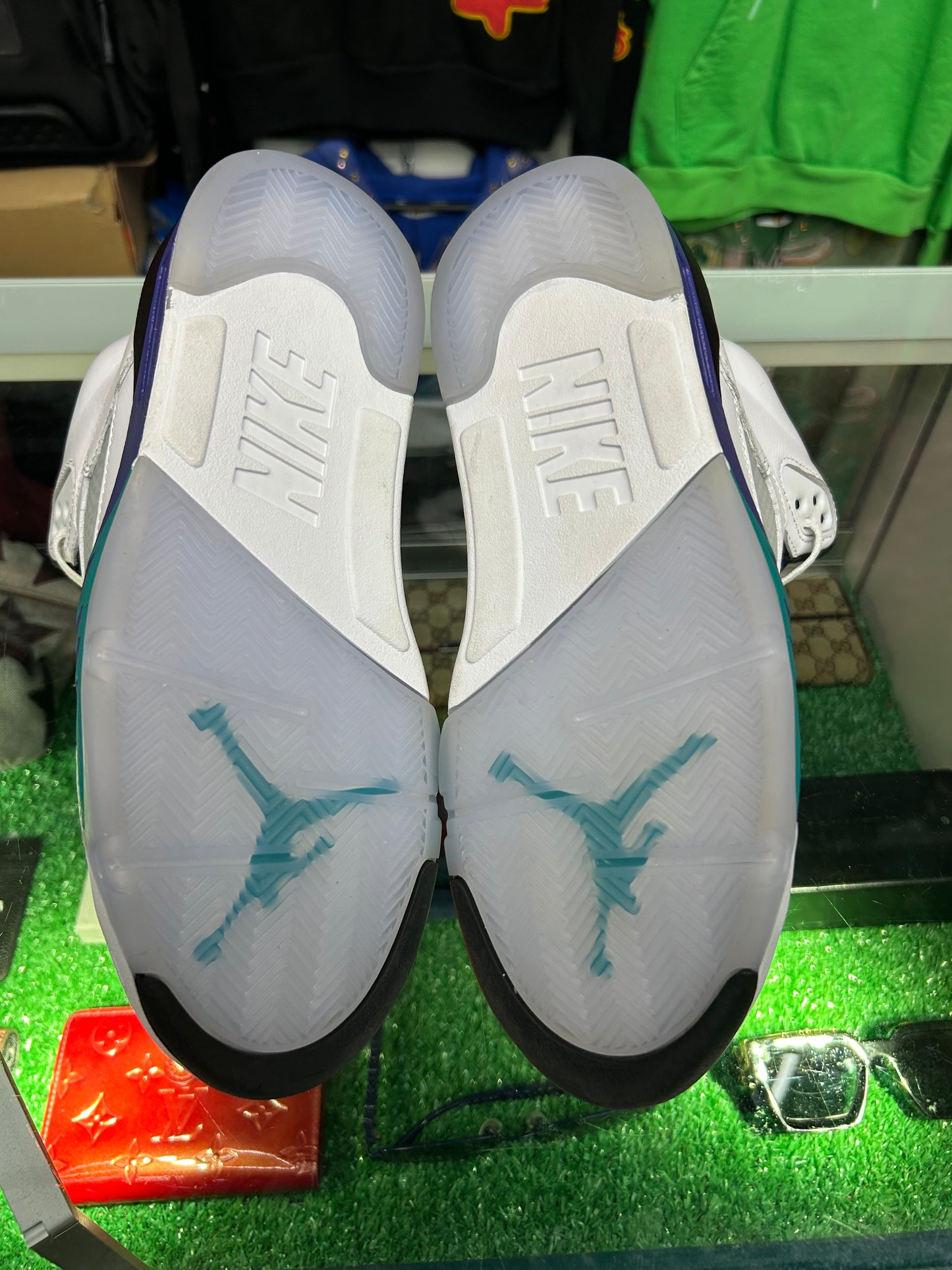 JORDAN 5 RETRO GRAPE (PRE-OWNED / NO BOX)
