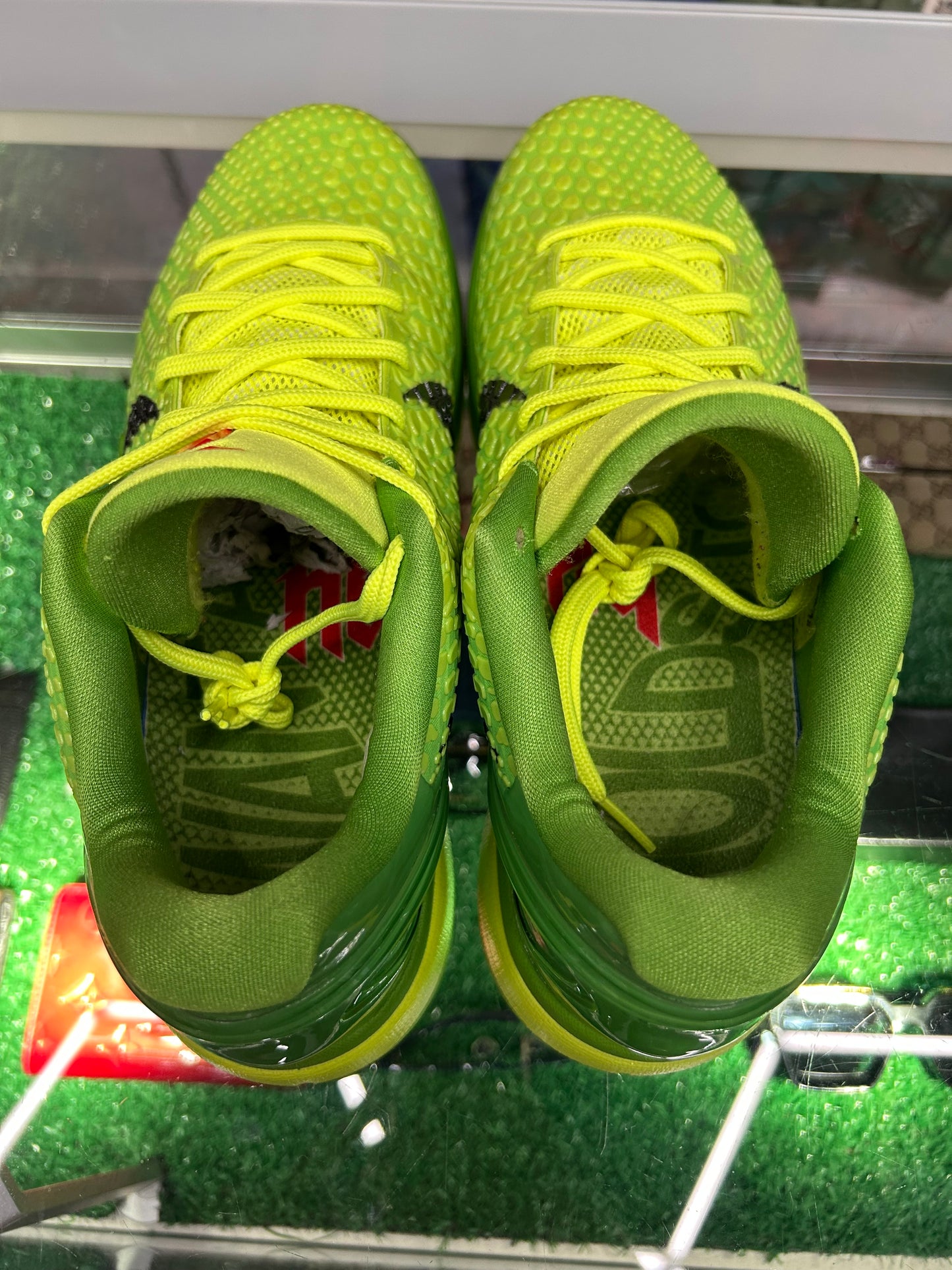 KOBE 6 PROTRO GRINCH (PRE-OWNED W/ BOX)