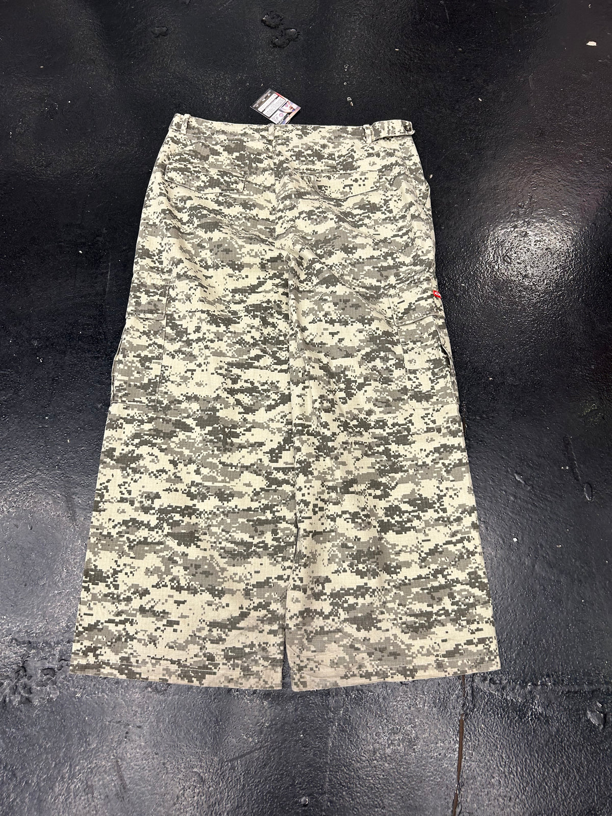 RASPBERRY HILLS DIGI CAMO PANTS (PRE-OWNED)