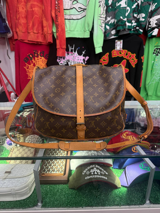 LOUIS VUITTON LV SAMUR 35 MONOGRAM SHOULDER BAG (PRE-OWNED)