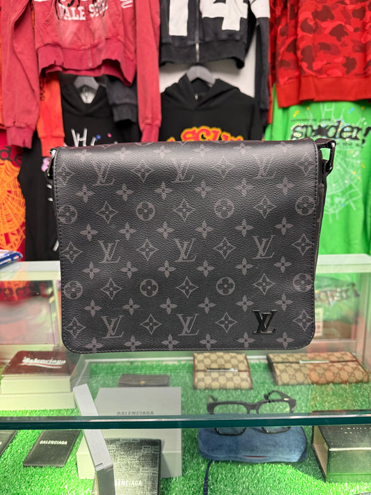 LOUIS VUITTON LV DISTRICT PM (PRE-OWNED)