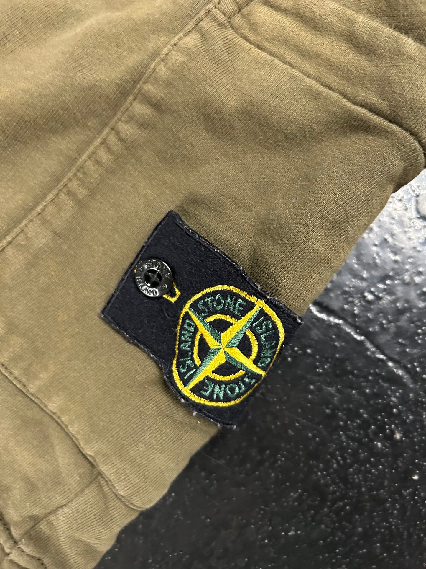 STONE ISLAND MOSS GREEN SHORTS (PRE OWNED)