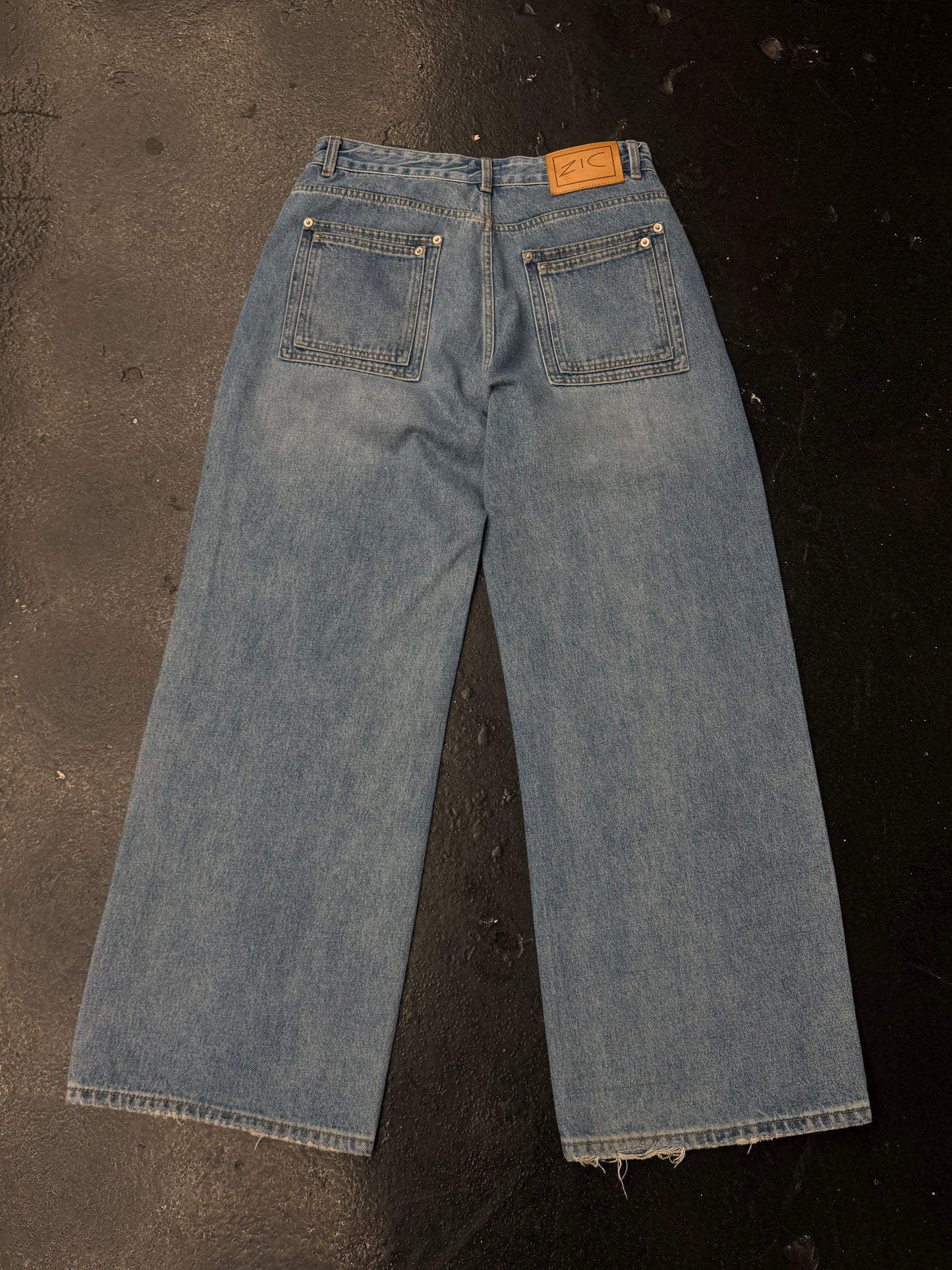 ZICMADE BAGGY BLUE DENIM (PRE-OWNED) (SIZE 30)