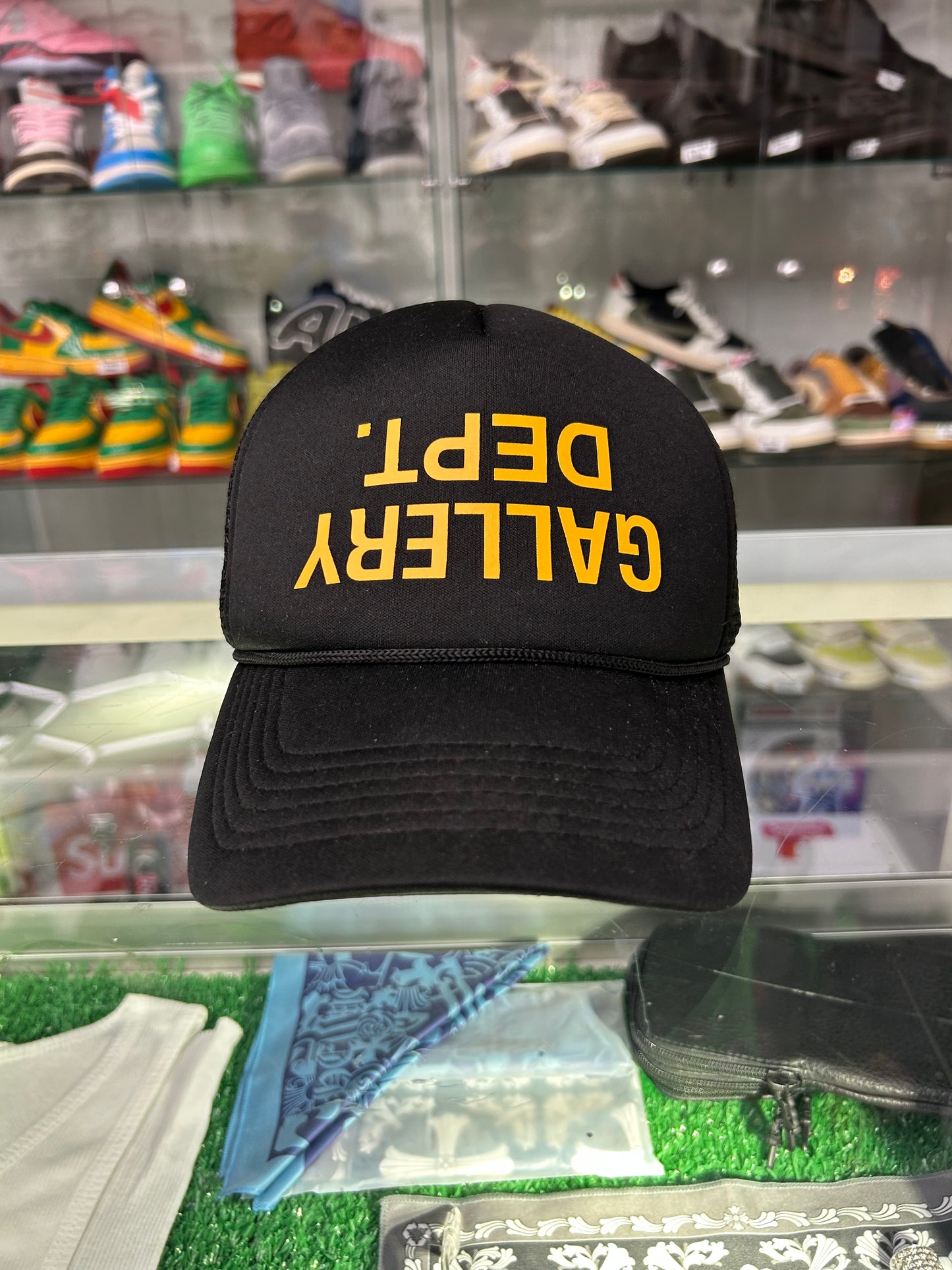 GALLERY DEPT UPSIDE DOWM BLACK TRUCKER HAT (VNDS)