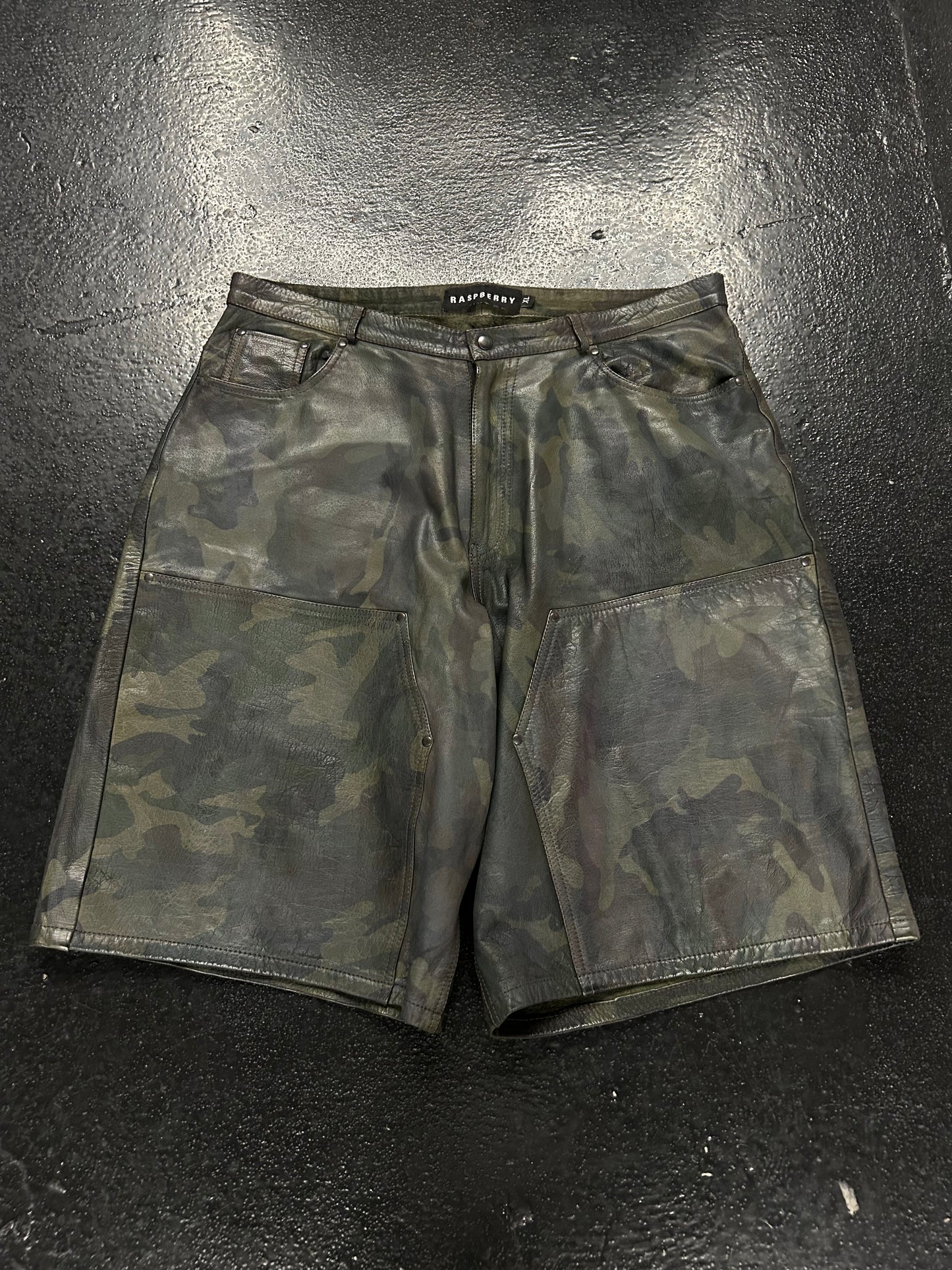 RASPBERRY HILLS GV GALLERY LEATHER CAMO DOUBLEKNEE SHORTS (VNDS)