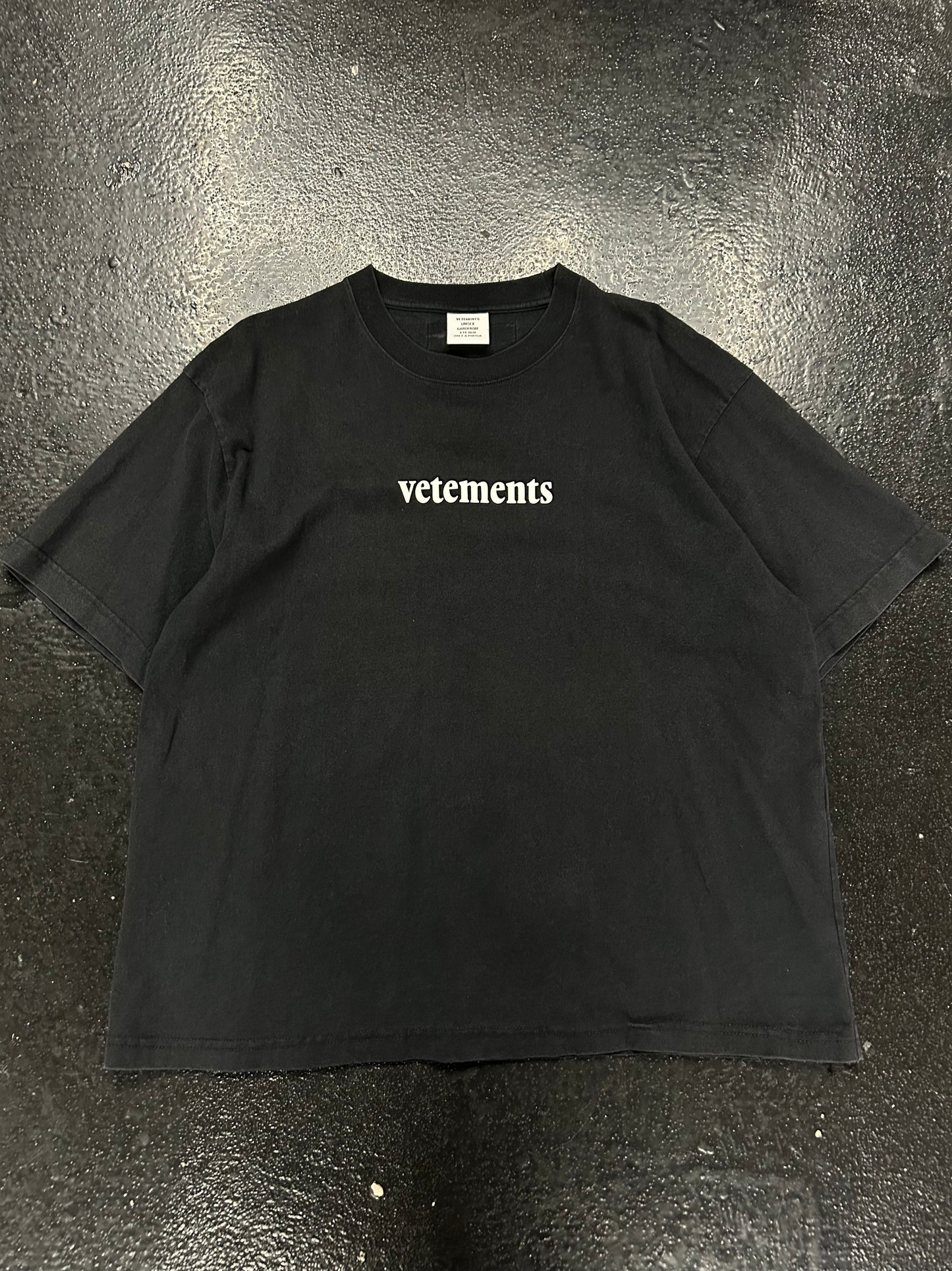 VETEMENTS BLACK SHIPPING LABEL TEE (PREOWNED)