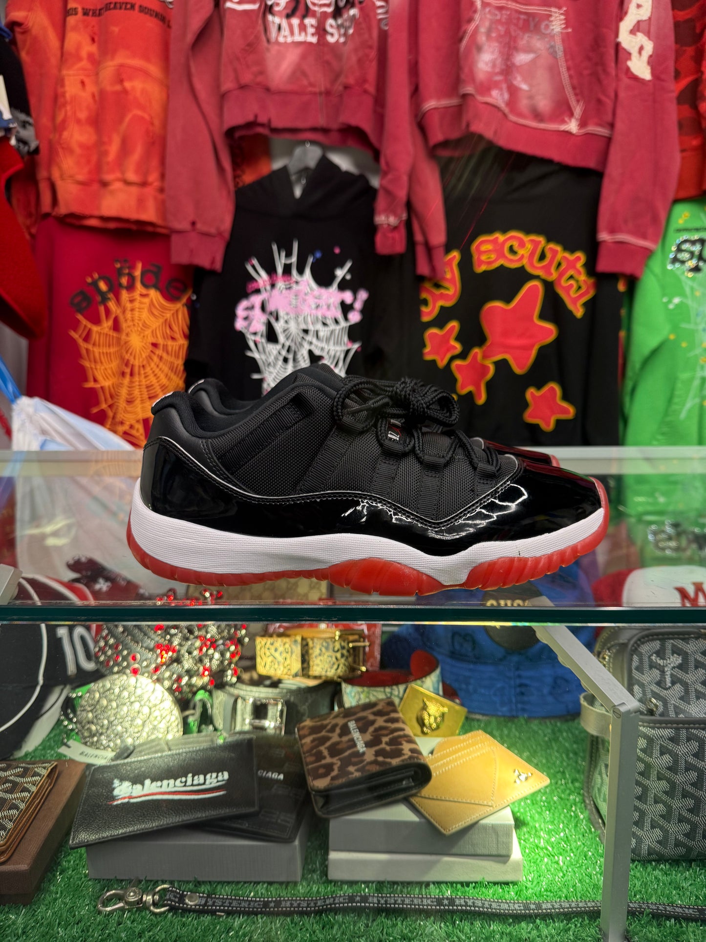 JORDAN 11 LOW BRED (PRE-OWNED NO BOX)