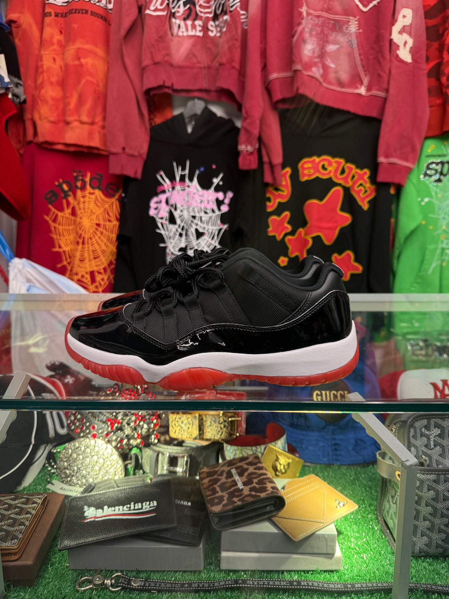 JORDAN 11 LOW BRED (PRE-OWNED NO BOX)